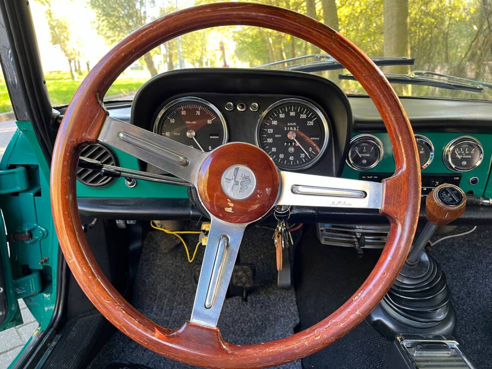 Image 42/91 of Alfa Romeo 1750 Spider Veloce (1969)