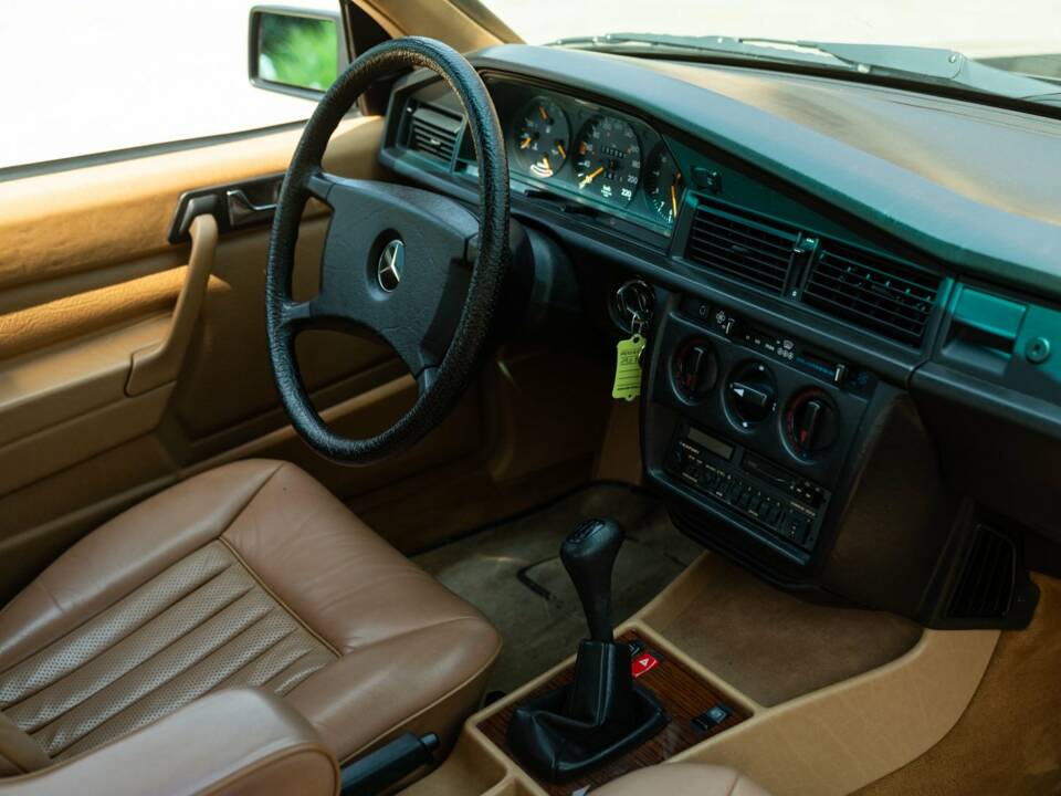 Image 30/50 de Mercedes-Benz 190 E (1987)