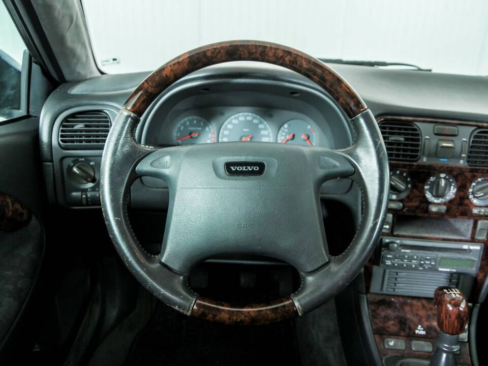Image 7/29 of Volvo V40 2.0 16V (1999)