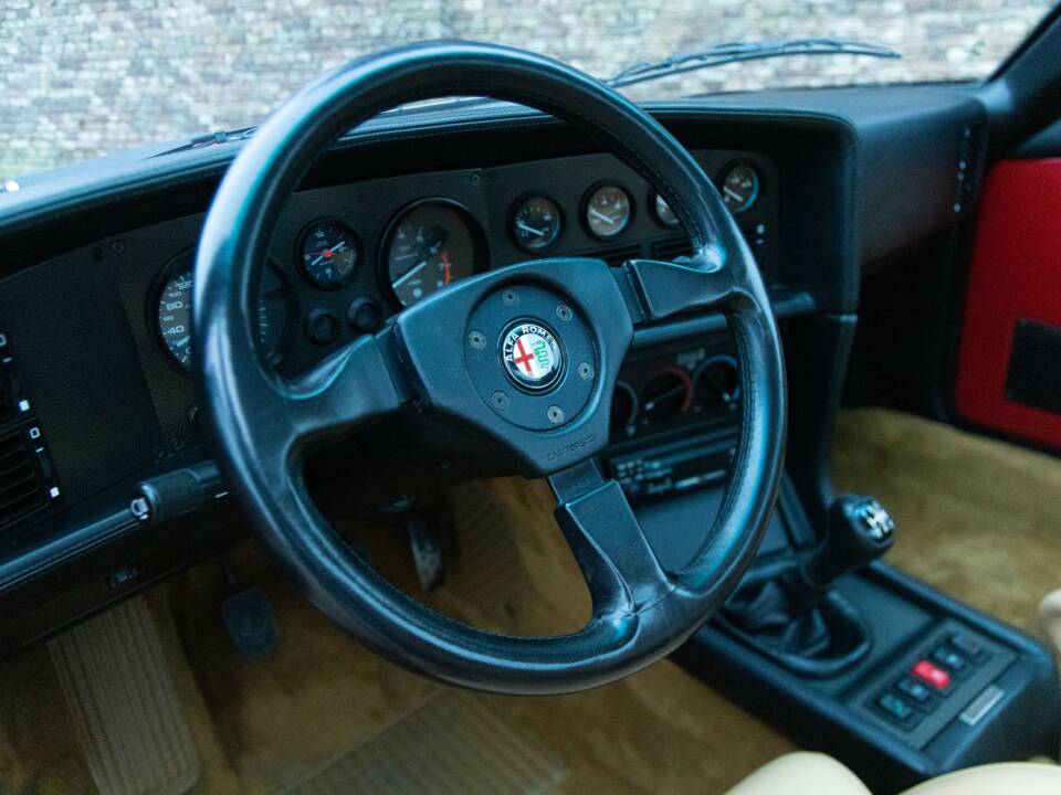 Image 42/50 of Alfa Romeo SZ (1991)