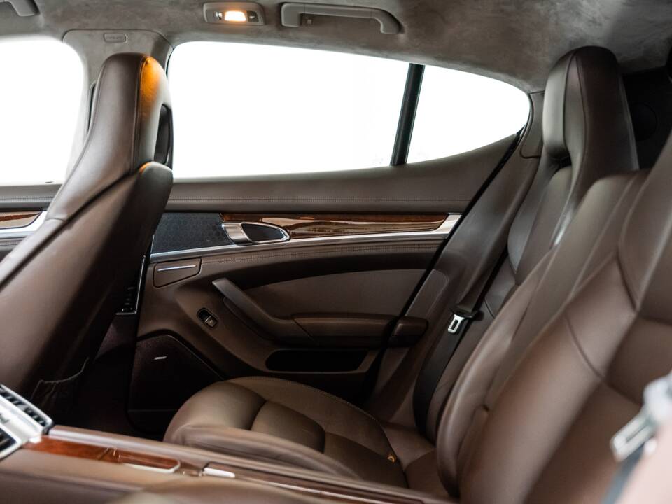 Image 25/31 of Porsche Panamera Turbo (2010)