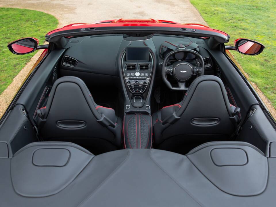 Immagine 49/84 di Aston Martin DBS 770 Ultimate Volante (2023)