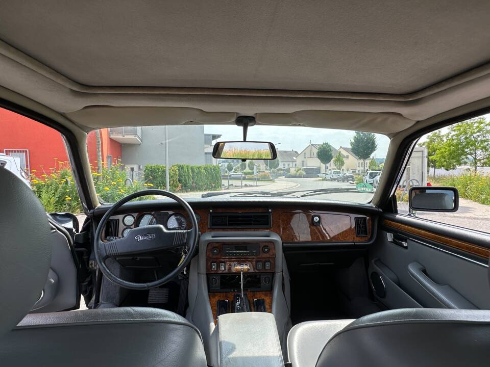 Image 17/20 of Daimler Double Six (1992)