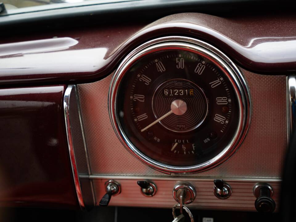 Image 35/43 of Morris Minor 1000 Traveller (1966)