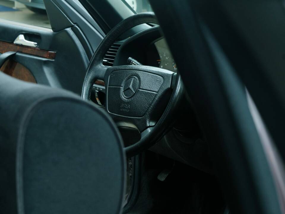 Bild 46/50 von Mercedes-Benz 400 SE (1991)