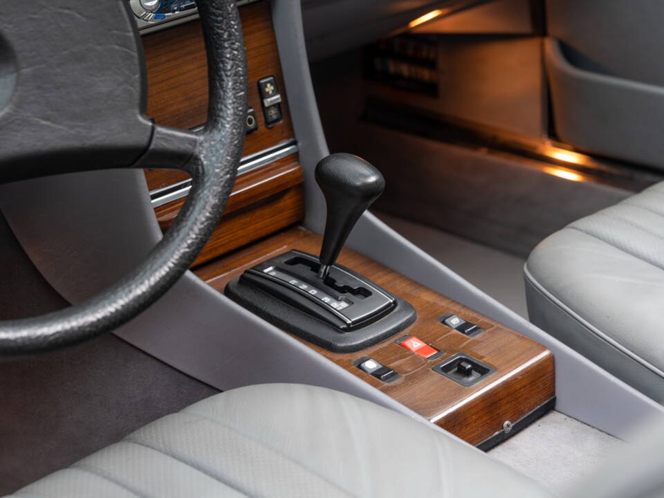 Image 15/24 of Mercedes-Benz 500 SL (1983)