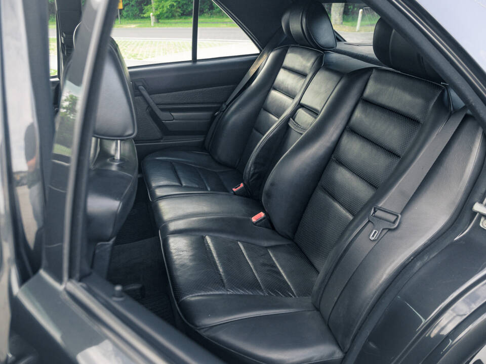 Bild 36/53 von Mercedes-Benz 190 E 2.5-16 (1991)