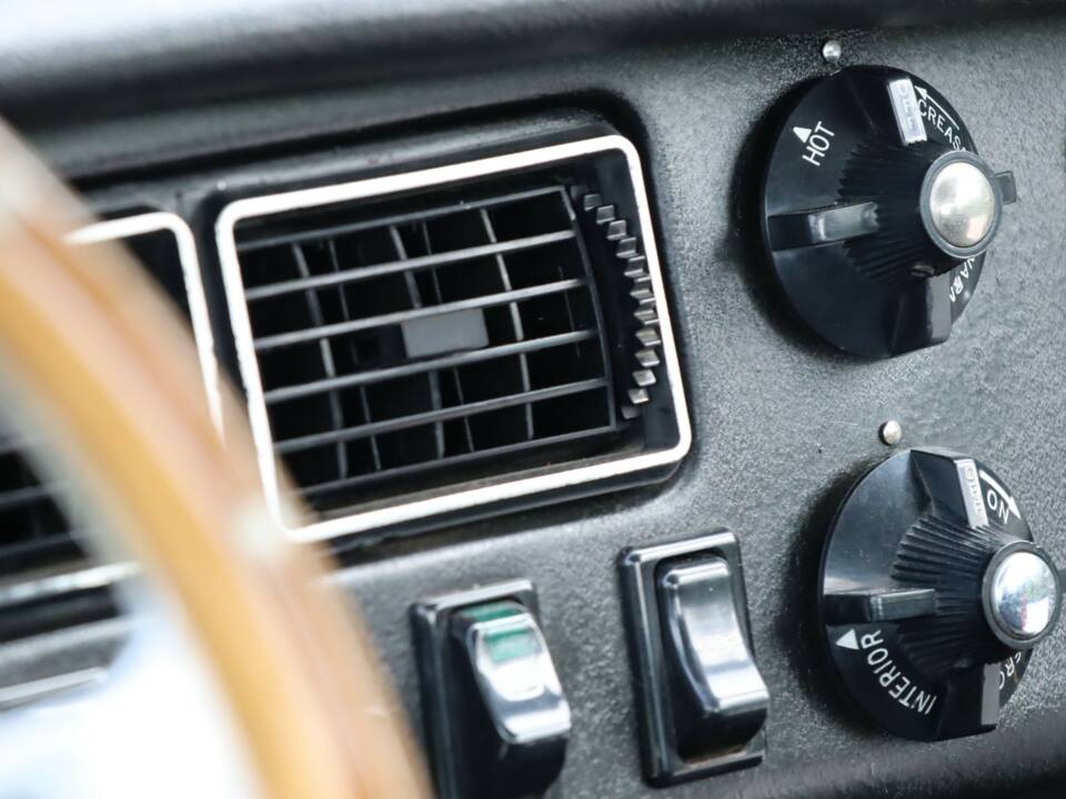 Image 15/50 of MG MGB GT (1974)
