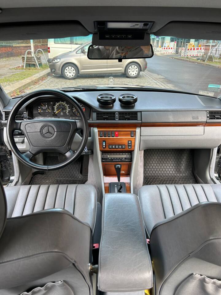 Image 10/21 of Mercedes-Benz 300 TE 4-Matic (1992)