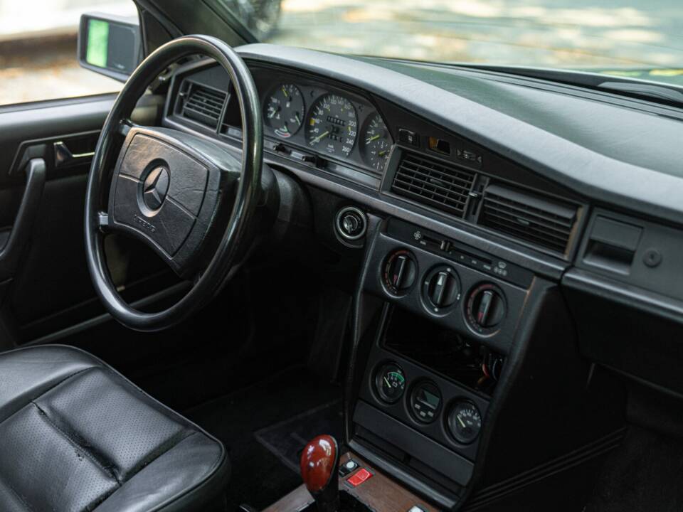 Obraz 26/50 pojazdu Mercedes-Benz 190 E 2.3-16 (1985)