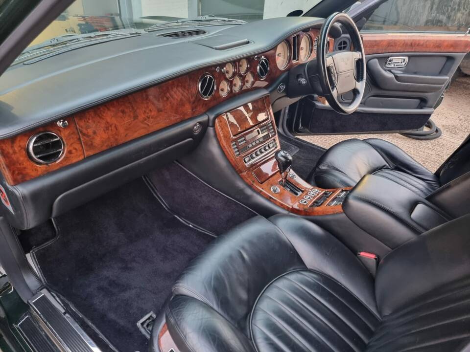 Image 22/24 of Bentley Arnage Red Label (2000)