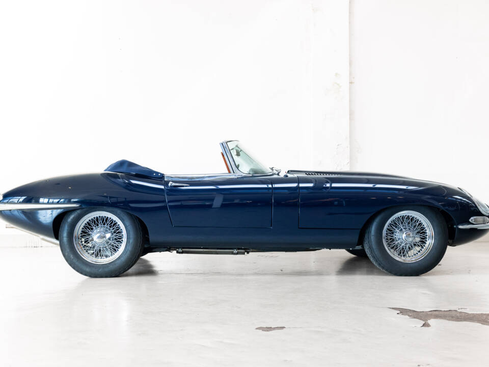 Image 4/48 de Jaguar E-Type (1967)