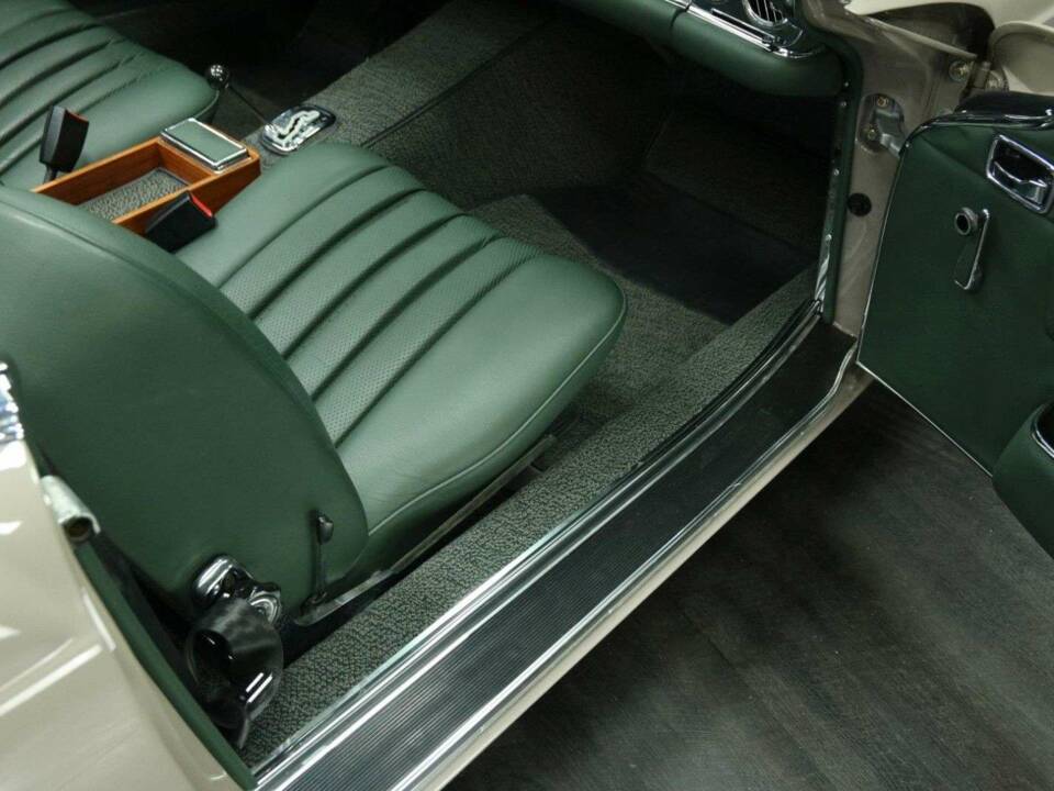 Image 28/50 de Mercedes-Benz 280 SL (1970)