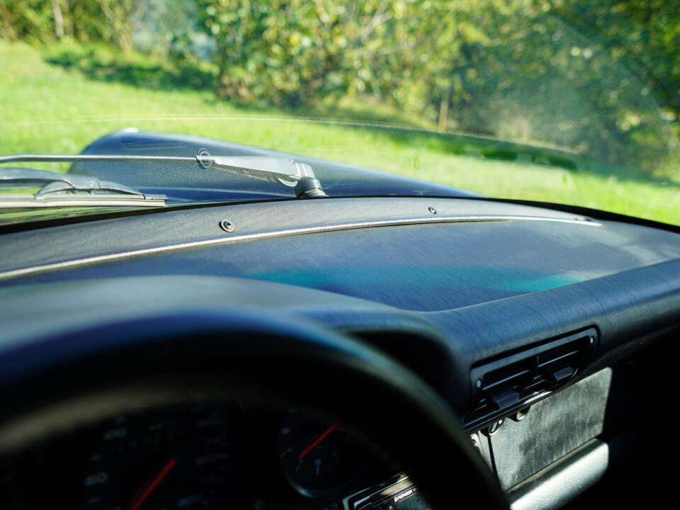 Image 28/52 of Porsche 911 Carrera 4 (1990)