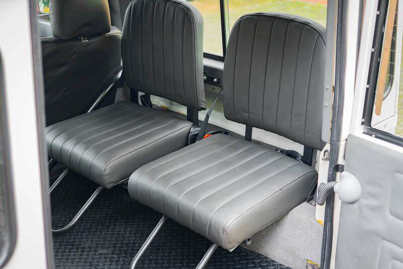 Image 32/41 of Land Rover Defender 90 "50th Anniversary" (1999)