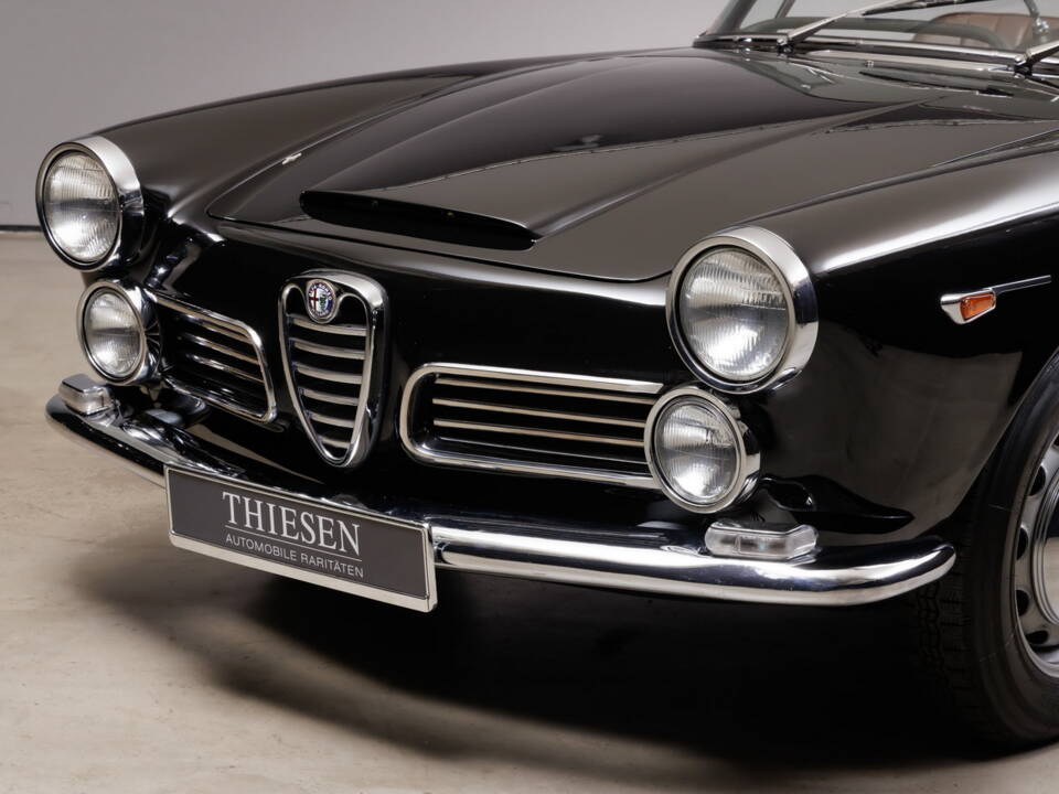 Image 19/36 of Alfa Romeo 2600 Spider (1963)