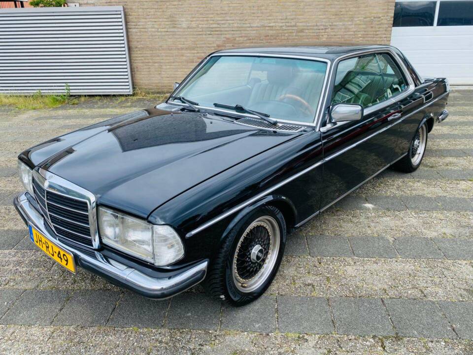 Image 38/50 of Mercedes-Benz 230 C (1980)