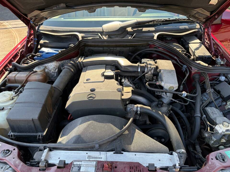 Image 33/50 of Mercedes-Benz E 200 (1993)