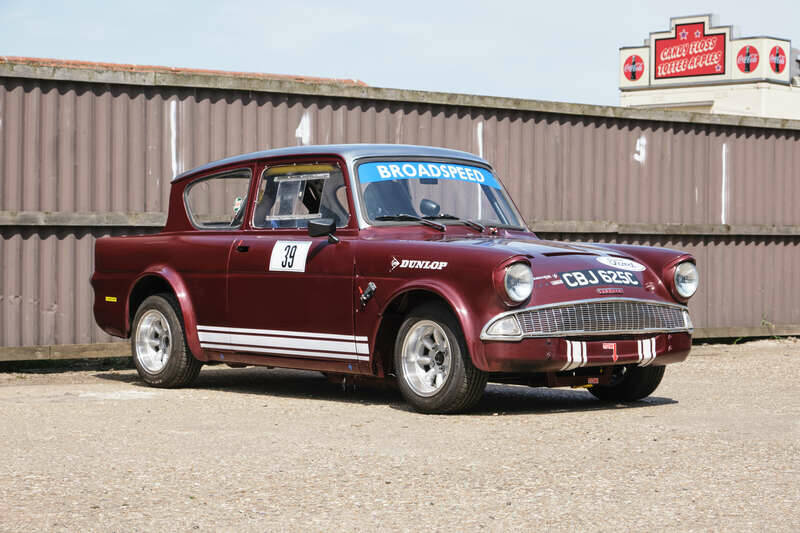 Image 28/50 of Ford Anglia (1965)
