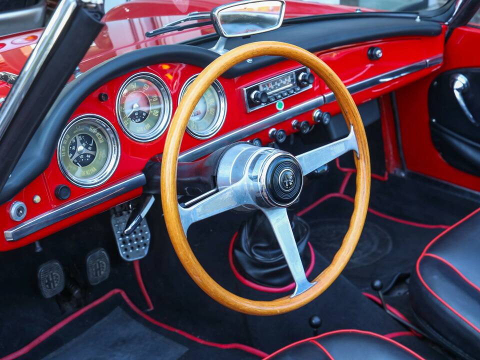 Image 25/50 of Alfa Romeo Giulia 1600 Spider (1963)