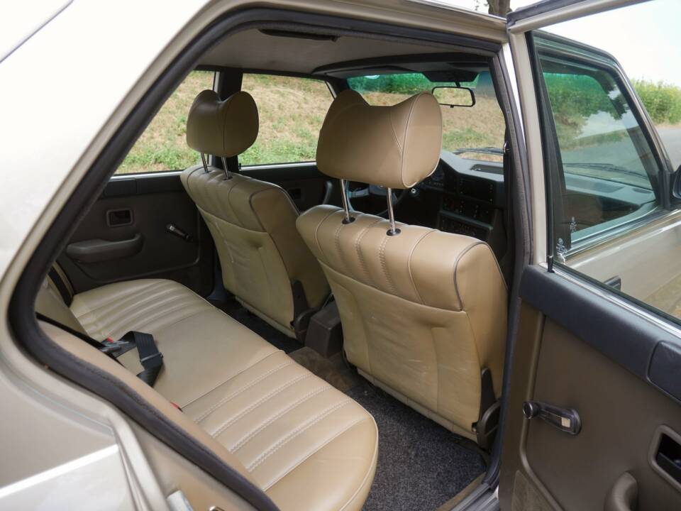 Image 30/42 of BMW 528i (1900)