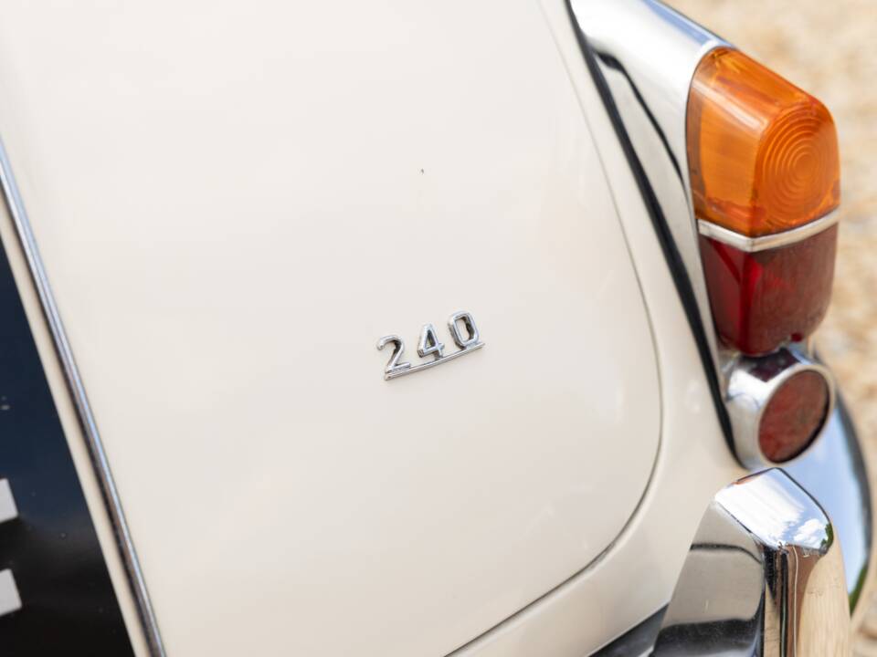 Image 38/50 of Jaguar Mk II 2.4 (1967)
