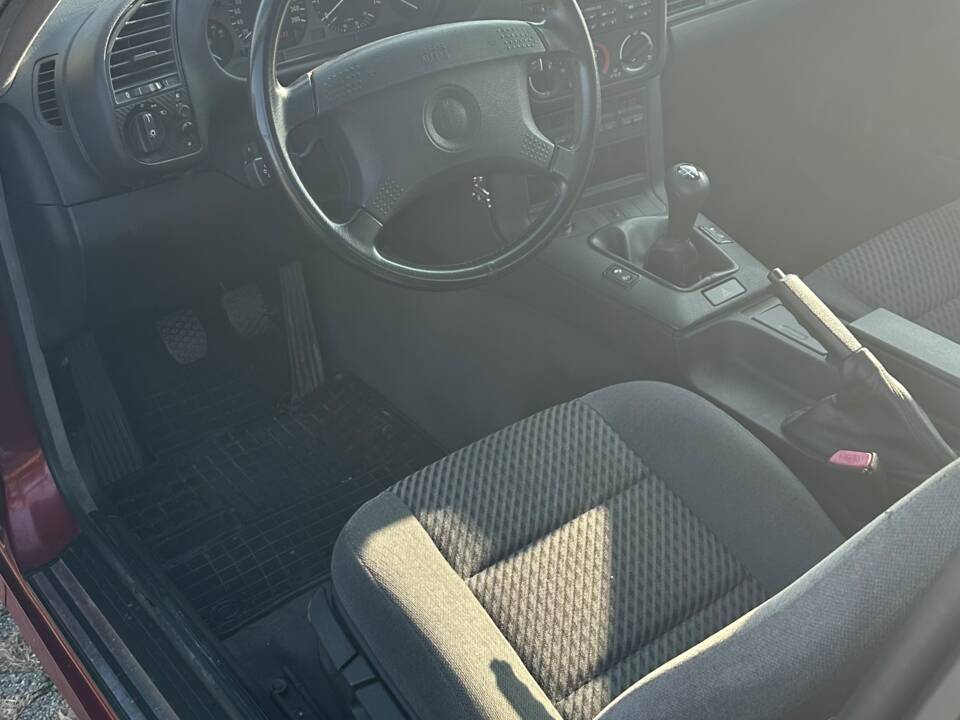 Bild 22/57 von BMW 320i (1993)