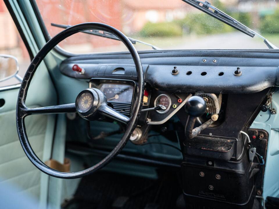 Image 33/66 of Renault R 4 Super (1962)