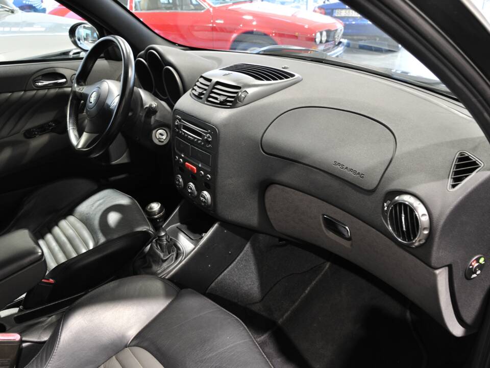 Image 25/27 of Alfa Romeo 147 3.2 GTA (2002)