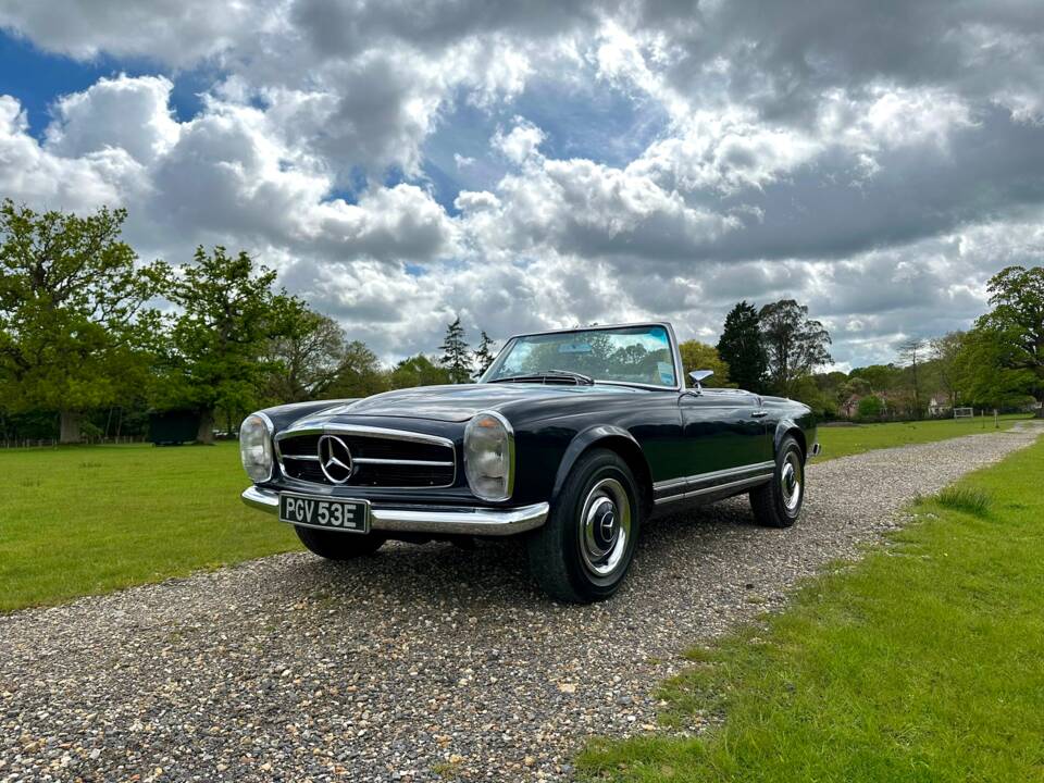 Image 15/55 of Mercedes-Benz 230 SL (1967)
