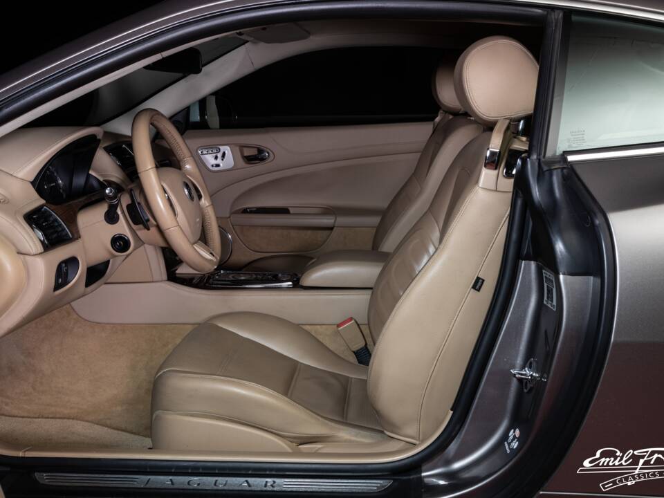 Image 8/8 of Jaguar XKR (2009)