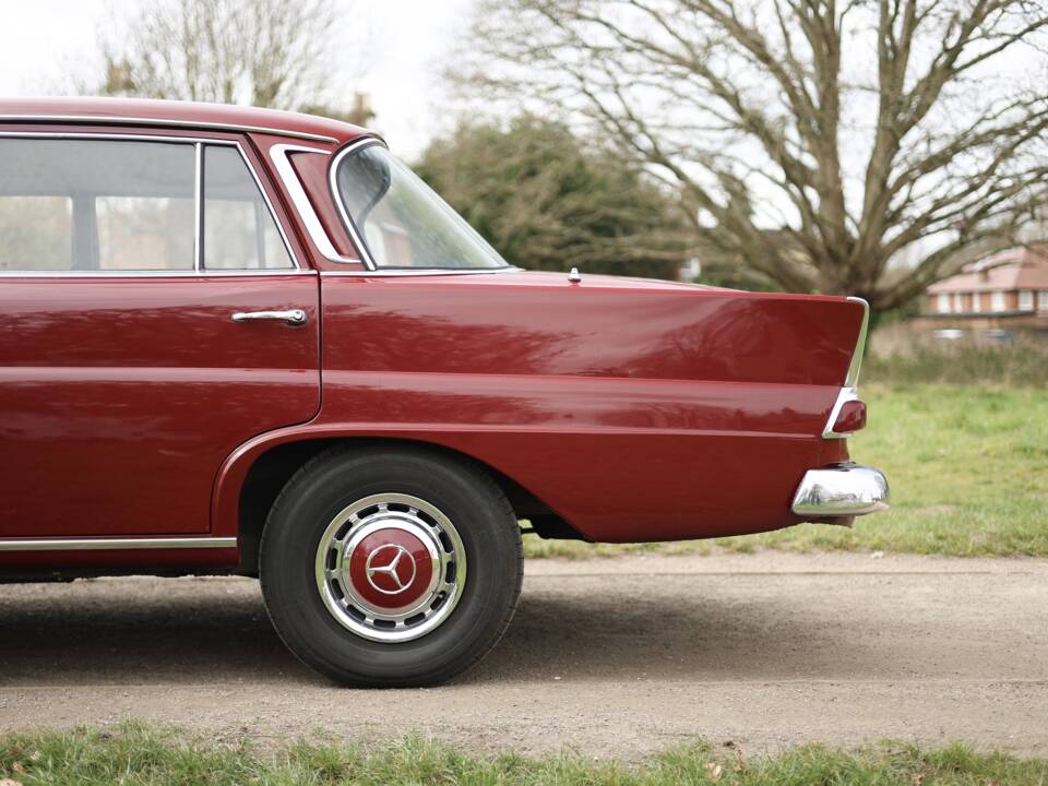 Image 38/50 of Mercedes-Benz 220 (1967)