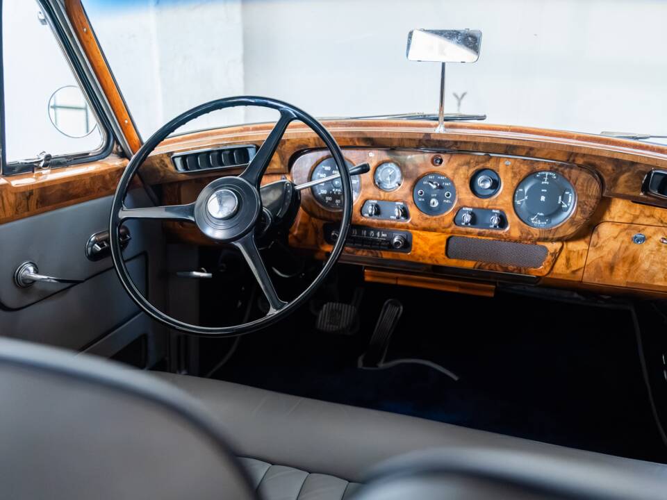 Image 16/40 of Rolls-Royce Silver Cloud II (1960)