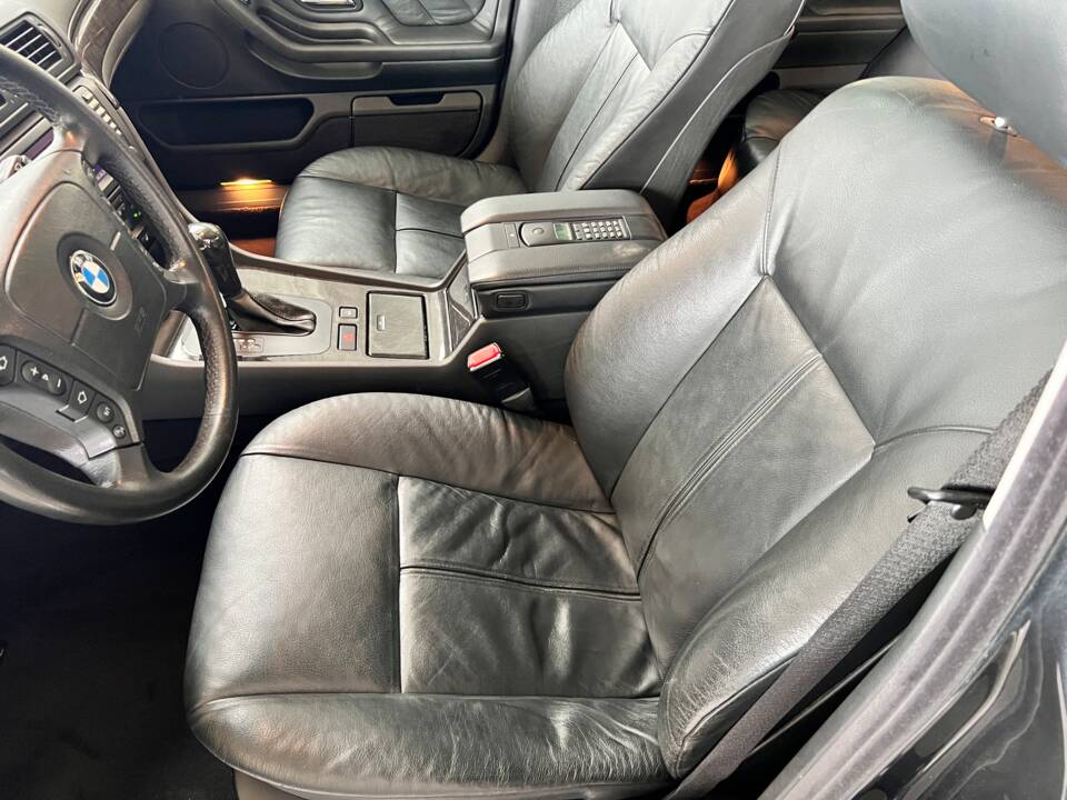 Immagine 20/48 di BMW 740i (2001)
