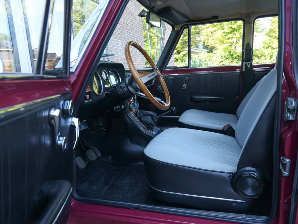 Image 13/50 of Alfa Romeo Giulia Nuova Super 1300 (1975)