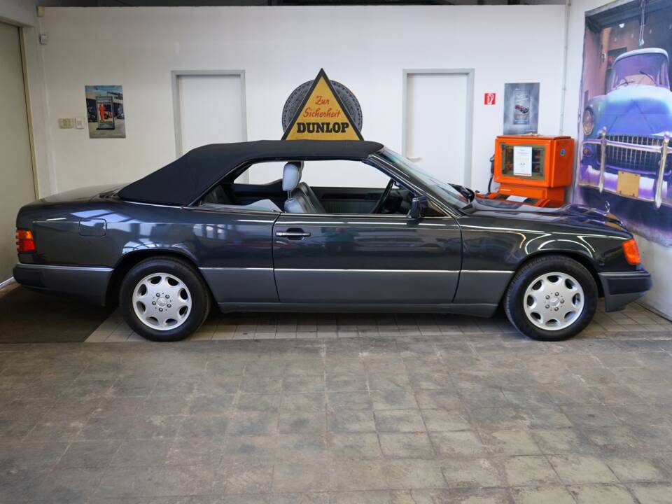 Image 41/42 de Mercedes-Benz 300 CE-24 (1993)