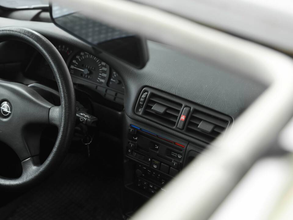 Bild 28/41 von Opel Calibra 2,0 (1991)