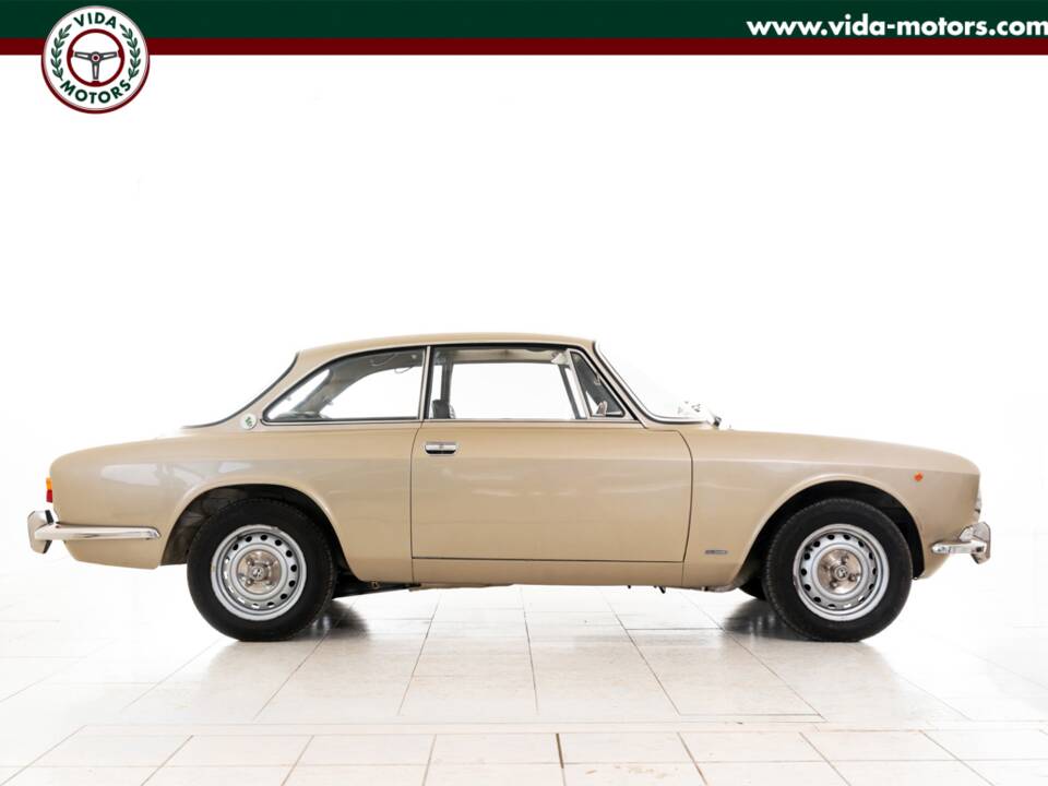 Image 2/14 of Alfa Romeo 2000 GT Veloce (1972)