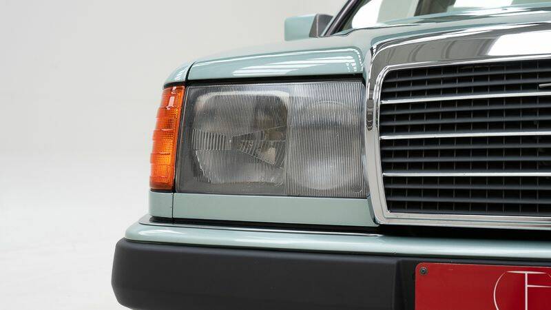 Bild 15/15 von Mercedes-Benz 300 CE (1992)