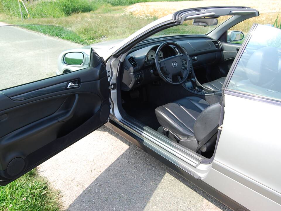 Image 14/46 of Mercedes-Benz CLK 200 (1999)