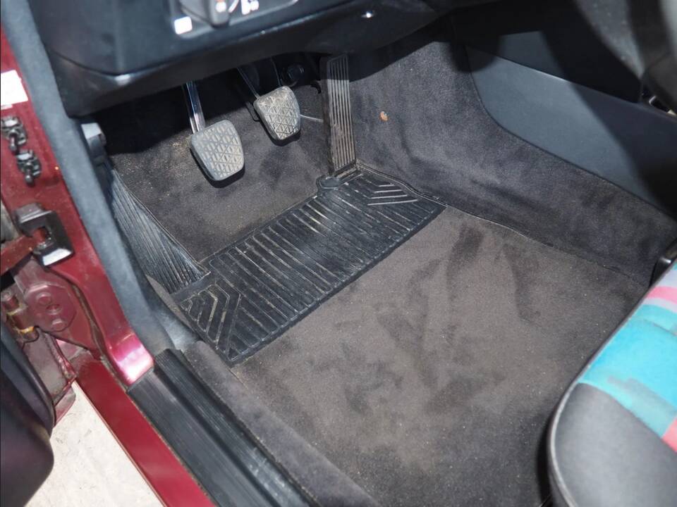 Image 67/137 of Mercedes-Benz 190 E 1.8 Avantgarde &quot;Rosso&quot; (1992)