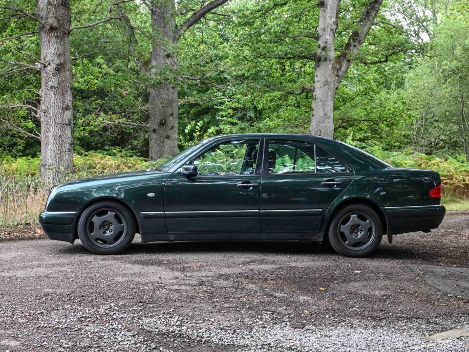 Image 2/50 of Mercedes-Benz E 320 (1998)