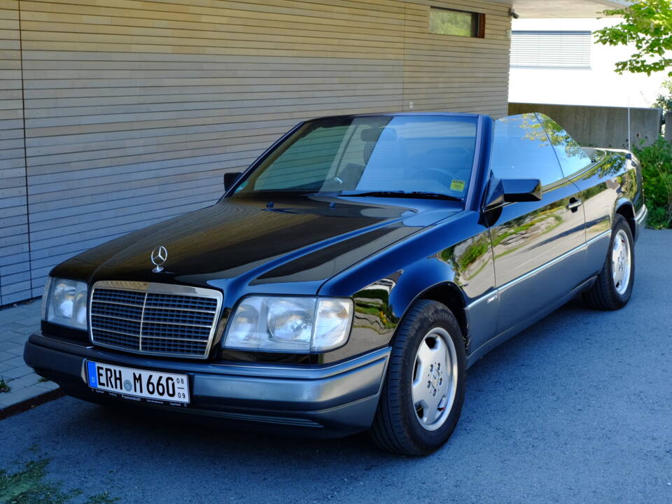 Imagen 102/171 de Mercedes-Benz E 220 (1994)