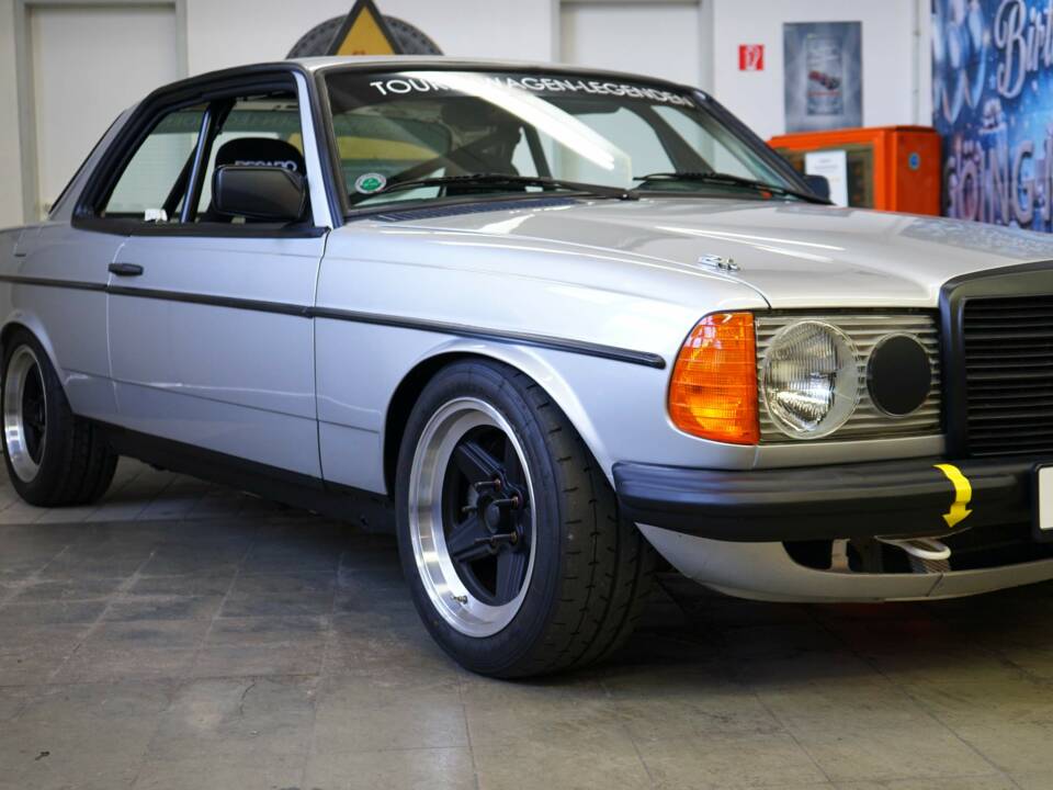 Immagine 4/40 di Mercedes-Benz 280 CE (1980)