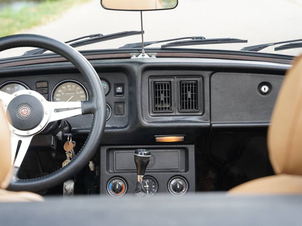 Image 60/100 of MG MGB (1978)