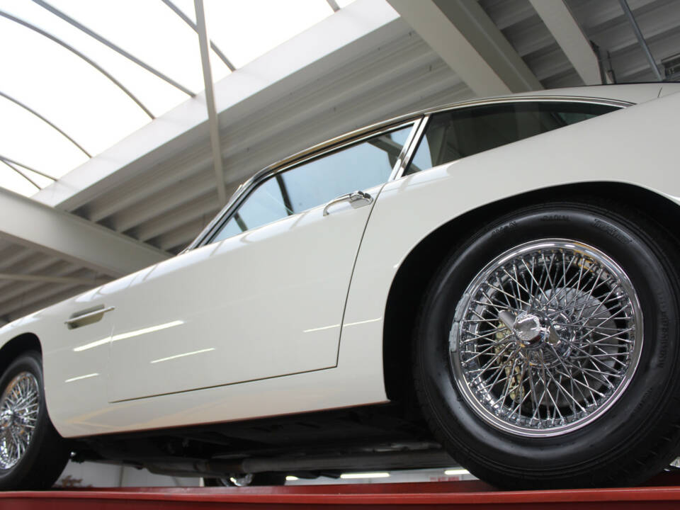 Image 16/50 de Aston Martin DB 4 (1961)