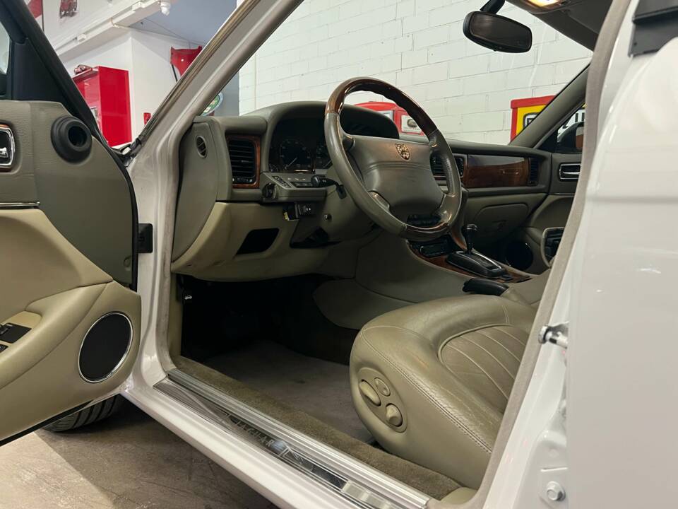 Image 7/15 of Jaguar XJ 6 4.0 Sovereign (1997)