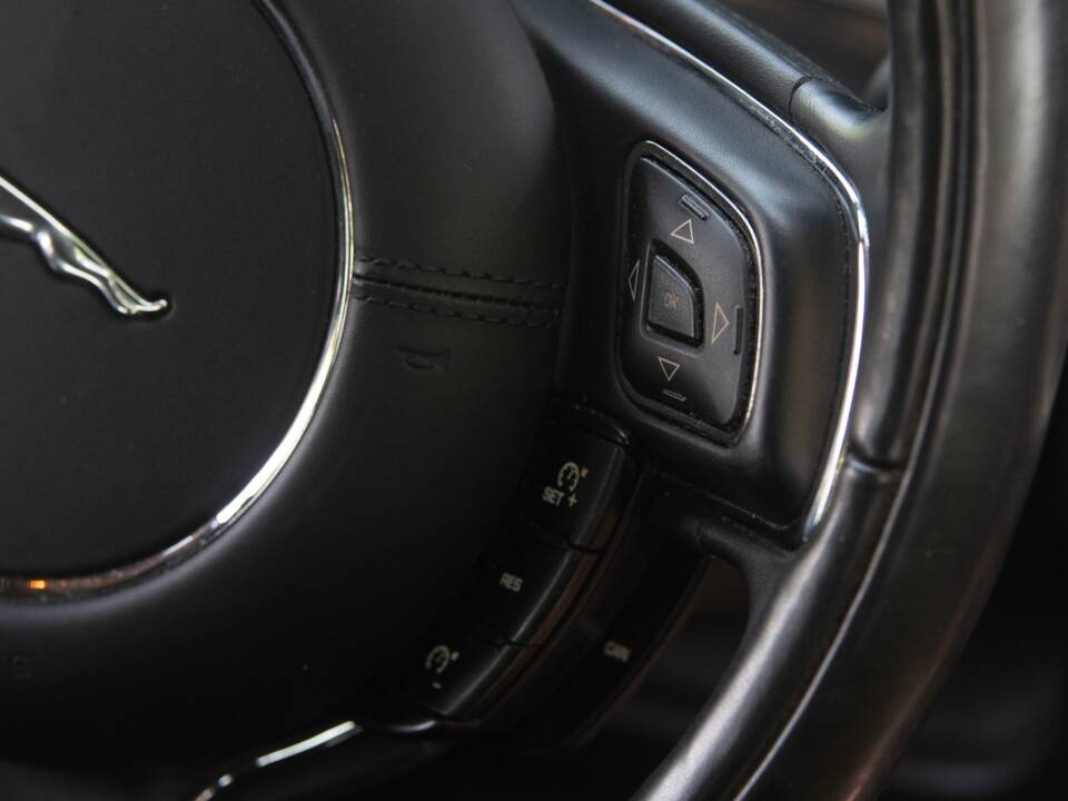 Immagine 35/37 di Jaguar XJ 5.0 (2011)