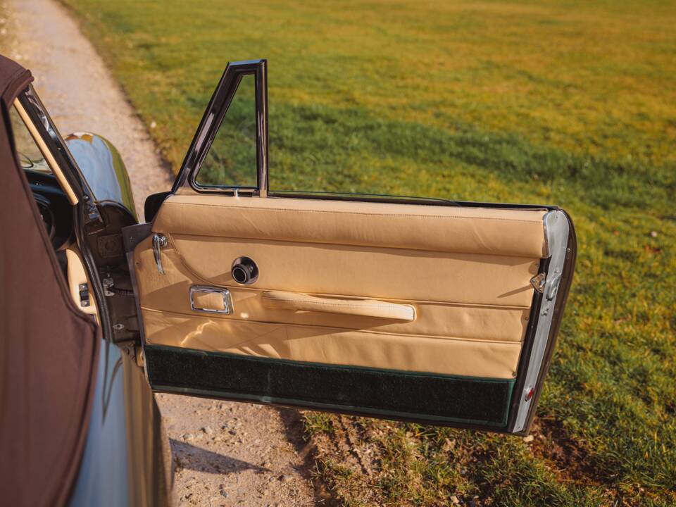 Image 80/99 of Aston Martin DB 6 Volante (1968)