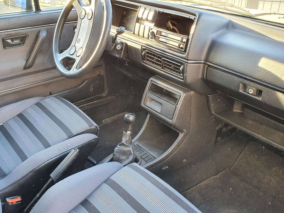 Image 12/23 de Volkswagen Golf Mk II GTi 1.8 (1988)